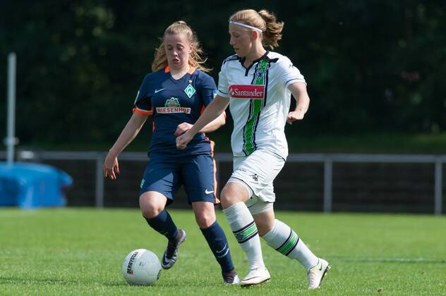 v.li.: Nina Lührßen (Luehrssen, SV Werder Bremen, 4) im Zweikampf mit Jasmin Seehafer (Borussia Mönchengladbach, 15), Fussball, Testspiel Frauen, Borussia Mönchengladbach - SV Werder Bremen, xobx