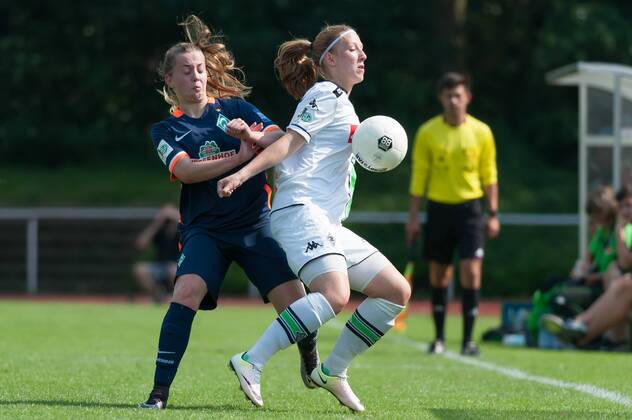 v.li.: Nina Lührßen (Luehrssen, SV Werder Bremen, 4) im Zweikampf mit Jasmin Seehafer (Borussia Mönchengladbach, 15), Fussball, Testspiel Frauen, Borussia Mönchengladbach - SV Werder Bremen, xobx
