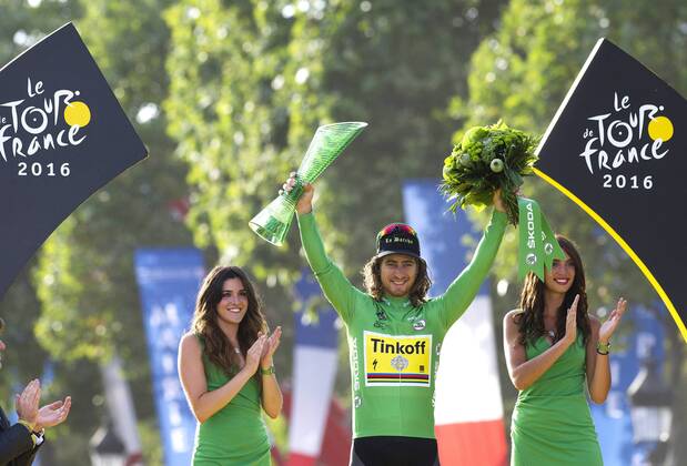 SAGAN Peter Sieger d es gruenen Trickots auf der Champs Elyse bei der Siegeehrung am 24.07. 2016 in Paris 