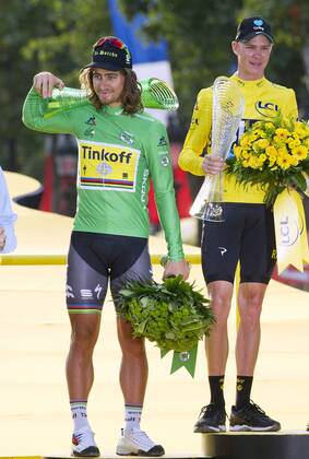 SAGAN Peter Sieger des gruenen Trickots mit Chris Froome (rechts) - winner yellow jersey (overall winner) auf der Champs Elyse bei der Siegeehrung am 24.07. 2016 in Paris