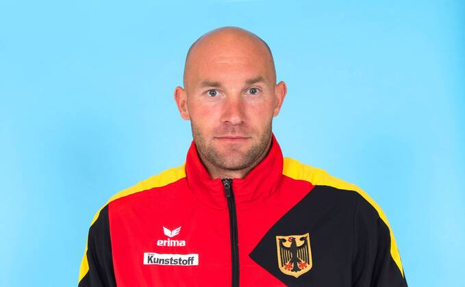 Rio 2016, Kanu, Shooting Herren Deutschland Olympia 2016 - Kanu-Rennsport: Ronald Rauhe bei einem Fototermin im Bundesleistungszentrum Kienbaum am 08.07.2016. Studio Studioaufnahme Olympia Olympische Spiele 2016 Rio de Janeiro Einzelbild Einzelfigur Kanu DKV Deutscher Kanu-Verband Kanurennsport Kanute Portrait Portaet Querformat Gruenheide Copyright: xEibner-Pressefotox EP_pub