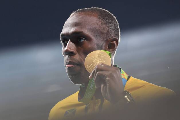 Rio 2016, Leichtathletik, 100m der Herren, Usain Bolt während der Siegerehrung (160815) -- RIO DE JANEIRO, Aug. 15, 2016 -- Usain Bolt of Jamaica shows the gold medal at the awarding ceremony of men s 100m at the 2016 Rio Olympic Games Olympische Spiele Olympia OS in Rio de Janeiro, Brazil, on Aug. 15, 2016. Usain Bolt won the gold medal. )(dh) (SP)BRAZIL-RIO DE JANEIRO-OLYMPICS-MEN S 100M YanxYan 