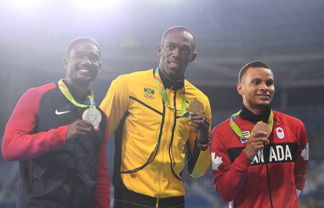 Rio 2016, Leichtathletik, 100m der Herren, Usain Bolt während der Siegerehrung (160815) -- RIO DE JANEIRO, Aug. 15, 2016 -- Usain Bolt of Jamaica (C), Justin Gatlin of the United States (L) and Andre de Grasse of Canada attend the awarding ceremony of men s 100m at the 2016 Rio Olympic Games Olympische Spiele Olympia OS in Rio de Janeiro, Brazil, on Aug. 15, 2016. Usain Bolt won the gold medal. )(dh) (SP)BRAZIL-RIO DE JANEIRO-OLYMPICS-MEN S 100M YanxYan 