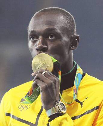 Rio 2016, Leichtathletik, 100m der Herren, Usain Bolt während der Siegerehrung Rio 2016 Summer Olympics - Day Thirteen Monday 15th August Athletics - Mens 100m Presentation Usain Bolt of Jamaica with his gold medal at The Olympic Stadium COLORSPORT ANDREW COWIE 