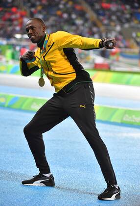 Rio 2016, Leichtathletik, 100m der Herren, Usain Bolt während der Siegerehrung Medalist Usain Bolt (JAM) shows off after his Men s 100m gold medal victory ceremony in the Olympic Stadium at the 2016 Rio Summer Olympics in Rio de Janeiro, Brazil, on August 15, 2016.  OLY20160815168 KEVINxDIETSCH