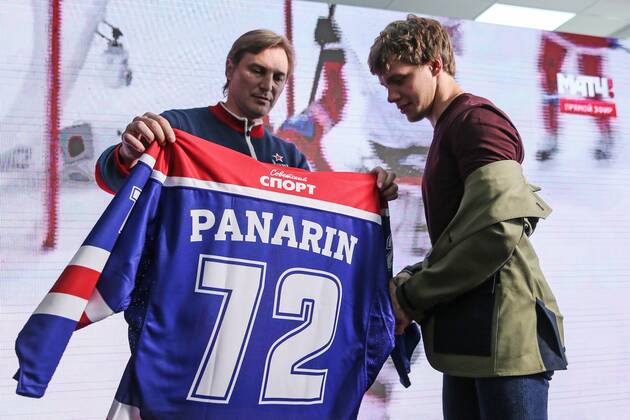 MOSCOW, RUSSIA - AUGUST 18, 2016: Chicago Blackhawks winger Artemy Panarin (R) receives a Kharlamov Trophy jersey from PHC CSKA Moscow general manager Sergei Fyodorov looks on at an annual Kharlamov Trophy award ceremony for the 2015 2016 NHL Eishockey Herren USA season. The award is presented by the Sovetsky newspaper to a Russian Ice hockey Eishockey player in the NHL who had the best performance in an NHL season. Sergei Savostyanov TASS  TS02DA00