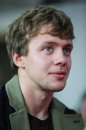 MOSCOW, RUSSIA - AUGUST 18, 2016: Chicago Blackhawks winger Artemy Panarin receives a Kharlamov Trophy at an annual Kharlamov Trophy award ceremony for the 2015 2016 NHL Eishockey Herren USA season. The award is presented by the Sovetsky newspaper to a Russian Ice hockey Eishockey player in the NHL who had the best performance in an NHL season. Sergei Savostyanov TASS  TS02DA08
