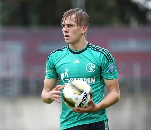 A-Junioren Bundesliga Staffel West, Saison 2016 2017, 3. Spieltag, Fortuna Düsseldorf - FC Schalke 04. -- Phil Halbauer (Schalke ) beim Einwurf