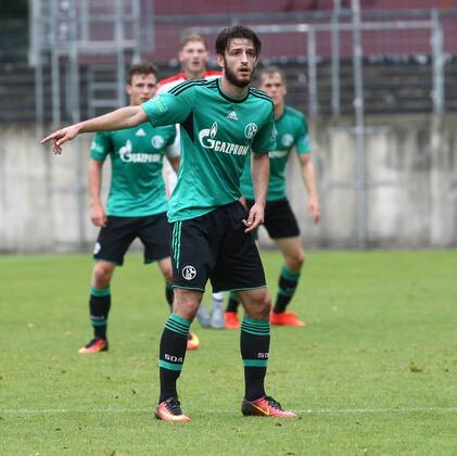 A-Junioren Bundesliga Staffel West, Saison 2016 2017, 3. Spieltag, Fortuna Düsseldorf - FC Schalke 04. -- Alper Ademoglu (Schalke ) zeigt an.