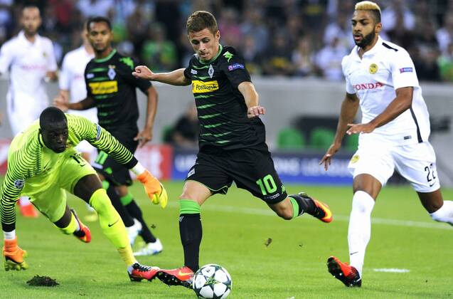 Fussball, Qualifikation zur UEFA Champions League, Herren, Saison 2016 2017, Rückspiel, Borussia Park Mönchengladbach, Bor. Mönchengladbach, BMG (schwarz) - Young Boy Bern (weiss); Thorgan Hazard (Gladbach) erzielt das Tor zum 1:0 gegen Yvon Mvogo (YBB) und Gregory Wüthrich (YBB), Aktion.