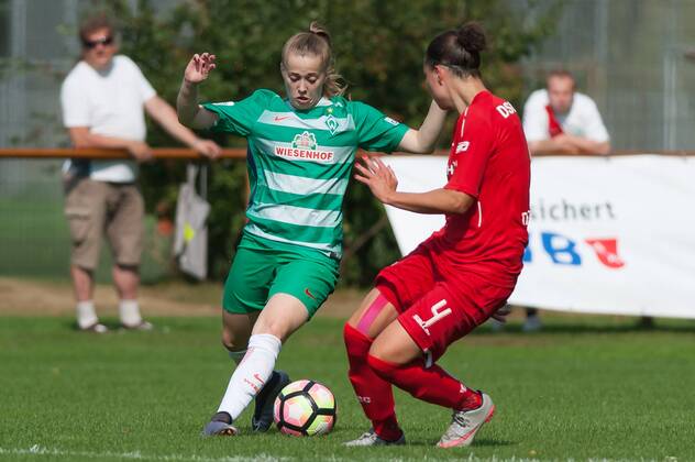 v.li.: Nina Lührßen (Luehrssen, SV Werder Bremen, 4) im Zweikampf mit Tanja Thormählen (Thormaehlen, DSC Arminia Bielefeld, 4), Fussball, 2. Frauen-Bundesliga Nord, SV Werder Bremen - DSC Arminia Bielefeld, xobx
