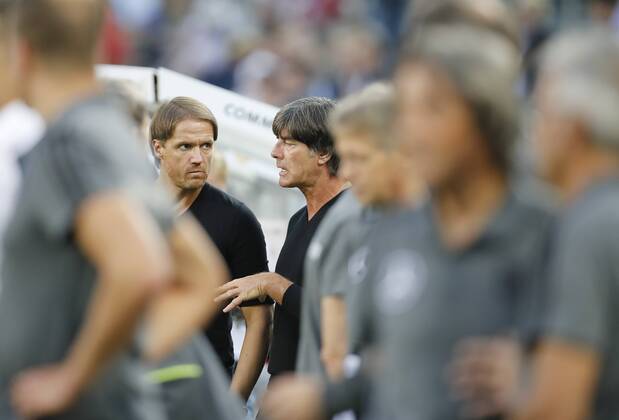 DFB Bundestrainer Joachim Jogi LOEW, LÖW,Thomas SCHNEIDER, DFB Co-Trainer, Assistenztrainer reden, diskutieren, streiten, unterhalten, Aktion DEUTSCHLAND - FINNLAND 2-0 Freundschaftsspiel, friendly match, Deutsche Fussball Nationalmannschaft, DFB am 31.08.2016 in Moenchengladbach.
