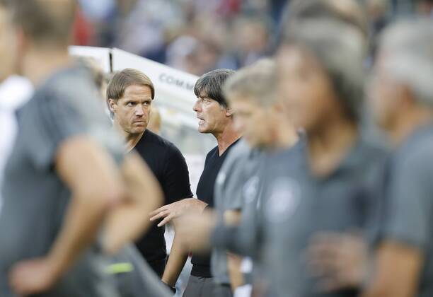 DFB Bundestrainer Joachim Jogi LOEW, LÖW,Thomas SCHNEIDER, DFB Co-Trainer, Assistenztrainer reden, diskutieren, streiten, unterhalten, Aktion DEUTSCHLAND - FINNLAND 2-0 Freundschaftsspiel, friendly match, Deutsche Fussball Nationalmannschaft, DFB am 31.08.2016 in Moenchengladbach.