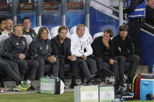 DFB Bundestrainer Joachim Jogi LOEW, LÖW, Thomas SCHNEIDER, DFB Co-Trainer, AssistenztrainerAndreas KOEPKE , Torwarttrainer DFB Marcus SORG, Assistenztrainer DFB Dr. Hans-Wilhelm Müller-Wohlfahrt, DFB Mannschaftsarzt, Klaus EDER, DFB Physiotherapeut Ersatzbank, Spielerbank, Reserve, Trainerbank NORWEGEN - DEUTSCHLAND 0-3 Deutsche Fussball Nationalmannschaft DFB, WM Qualifikation am 04.09.2016 in Oslo, Norwegen WM-Quali, Quali,