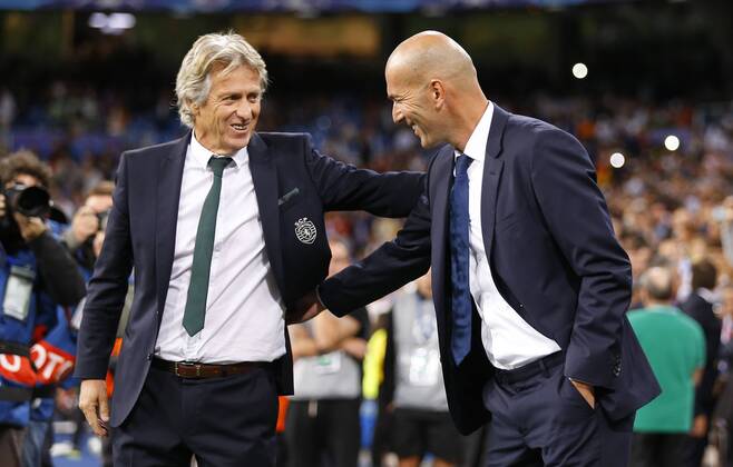 Fußball, CL, Real Madrid - Sporting Lissabon, Jorge Jesus wird auf die Tribüne geschickt Jorge Jesus, Zidane. Champions League match between Real Madrid and Sporting Lisboa. In this picture, Jorge Jesus and Zidane. xAngelxRiverox 