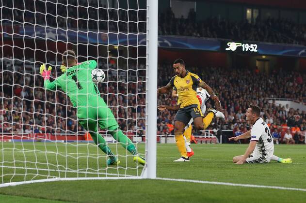 Arsenal s Theo Walcott scoring his sides opening goal during the Champions League group A match at the Emirates Stadium, London. Picture date September 28th, 2016 Pic David Klein Sportimage EDITORIAL USE ONLY. No use with unauthorised audio, video, data, fixture lists, club league logos or live services. Online in-match use limited to 120 images, no video emulation. No use in betting, games or single club league player publications.