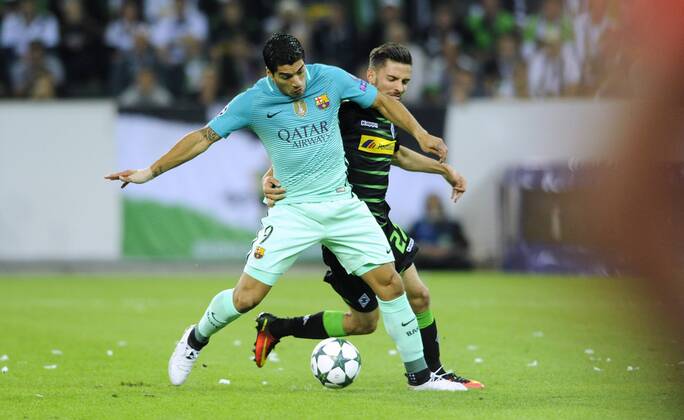 Fussball, UEFA Champions League, Herren, Saison 2016 2017, Gruppe X, 2. Spieltag, Borussia Park Mönchengladbach, Bor. Mönchengladbach (schwarz) - FC Barcelona Barca (blau); Luis Suarez (FC Barcelona), Julian Korb (Gladbach), Aktion.
