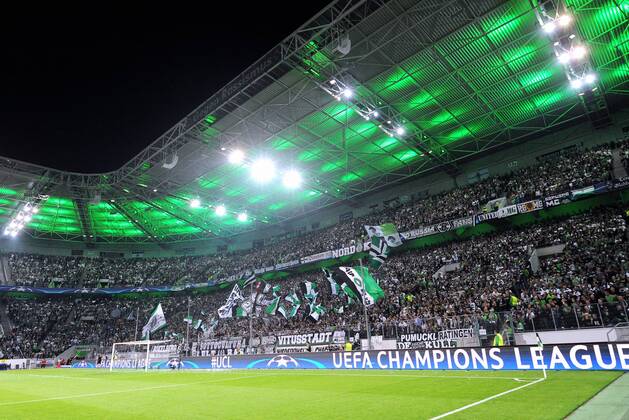Fussball, UEFA Champions League, Herren, Saison 2016 2017, Gruppe C, 2. Spieltag, Borussia Park Mönchengladbach, Bor. Mönchengladbach (schwarz) - FC Barcelona Barca (blau) 1:2; Gute Stimmung bei den Borussen-Fans in der Nordkurve. Fan, Fans, Begeisterung.