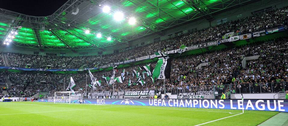 Fussball, UEFA Champions League, Herren, Saison 2016 2017, Gruppe C, 2. Spieltag, Borussia Park Mönchengladbach, Bor. Mönchengladbach (schwarz) - FC Barcelona Barca (blau) 1:2; Gute Stimmung bei den Borussen-Fans in der Nordkurve. Fan, Fans, Begeisterung.