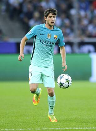 Fussball, UEFA Champions League, Herren, Saison 2016 2017, Gruppe C, 2. Spieltag, Borussia Park Mönchengladbach, Bor. Mönchengladbach (schwarz) - FC Barcelona Barca (blau) 1:2; Sergi Roberto (FC Barcelona). Aktion, Einzelbild, Freisteller.