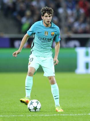 Fussball, UEFA Champions League, Herren, Saison 2016 2017, Gruppe C, 2. Spieltag, Borussia Park Mönchengladbach, Bor. Mönchengladbach (schwarz) - FC Barcelona Barca (blau) 1:2; Sergi Roberto (FC Barcelona). Aktion, Einzelbild, Freisteller.