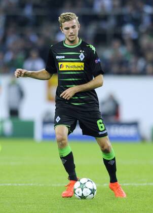Fussball, UEFA Champions League, Herren, Saison 2016 2017, Gruppe C, 2. Spieltag, Borussia Park Mönchengladbach, Bor. Mönchengladbach (schwarz) - FC Barcelona Barca (blau) 1:2; Christoph Kramer (Gladbach). Aktion, Einzelbild, Freisteller.