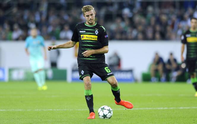 Fussball, UEFA Champions League, Herren, Saison 2016 2017, Gruppe C, 2. Spieltag, Borussia Park Mönchengladbach, Bor. Mönchengladbach (schwarz) - FC Barcelona Barca (blau) 1:2; Christoph Kramer (Gladbach). Aktion, Einzelbild, Freisteller.