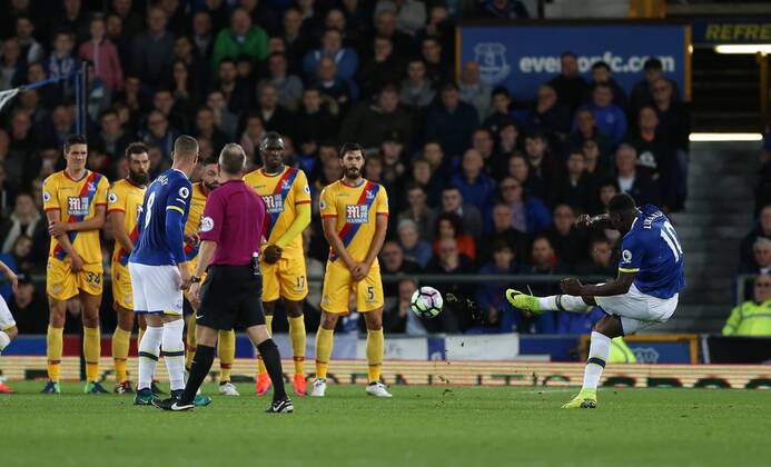 Romelu Lukaku of Everton scores the first goal from a free kick during the Premier League match at Goodison Park Stadium, Liverpool. Picture date: September 30th, 2016. Pic Simon Bellis Sportimage EDITORIAL USE ONLY. No use with unauthorised audio, video, data, fixture lists, club league logos or live services. Online in-match use limited to 120 images, no video emulation. No use in betting, games or single club league player publications.