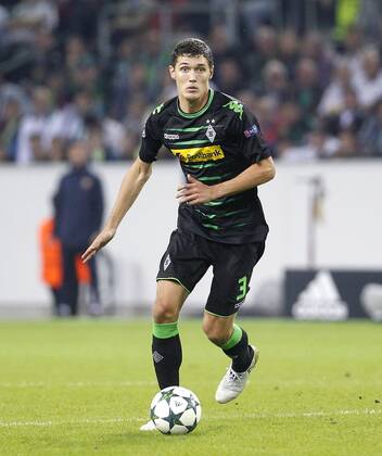 Andreas Christensen (Bor. Moenchengladbach) runs with the ball during the Championsleague between Borussia Moenchengladbach and FC Barcelona Barca Borussiapark in Moenchengladbach on September 28., 2016. Borussia Mönchengladbach vs. FC Barcelona in der Champions League der Saison 2015 2016 am 28. September 2016.