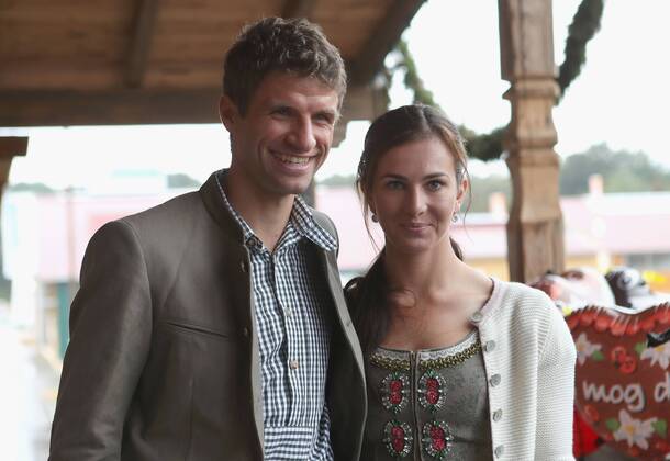 Thomas MUELLER (MÜLLER,Bayern Muenchen) mit Ehefrau Lisa, Fussball FC Bayern Muenchen, traditioneller Oktoberfestbesuch in der Kaefer Schenke, am 02.10.2016 in Muenchen Deutschland.