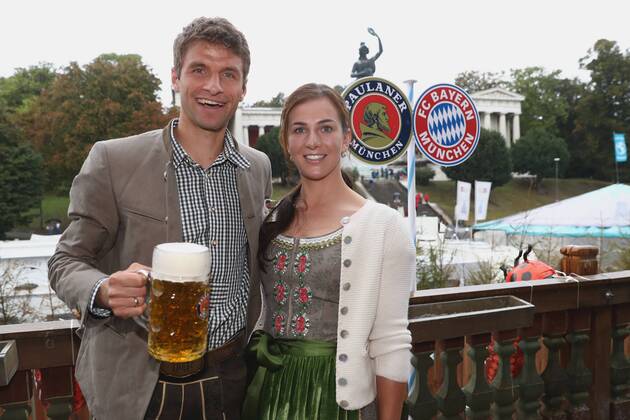 Thomas MUELLER (MÜLLER,Bayern Muenchen) mit Ehefrau Lisa,Masskrug,Mass Bier, Fussball FC Bayern Muenchen, traditioneller Oktoberfestbesuch in der Kaefer Schenke, am 02.10.2016 in Muenchen Deutschland.