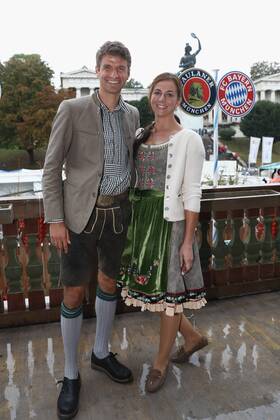 Thomas MUELLER (MÜLLER,Bayern Muenchen) mit Ehefrau Lisa, Fussball FC Bayern Muenchen, traditioneller Oktoberfestbesuch in der Kaefer Schenke, am 02.10.2016 in Muenchen Deutschland.