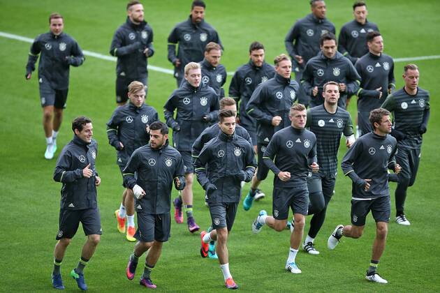 05.10.2016, Fussball Qualifikation Weltmeisterschaft 2018, Training der Deutschen Nationalmannschaft im Millerntor-Stadion, Hamburg. Laufeinheit