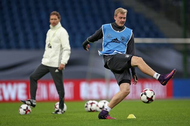 07.10.2016, Fussball Qualifikation Weltmeisterschaft 2018, Training der Deutschen Nationalmannschaft im Volksparkstadion Hamburg. v.l. Co-Trainer Marcus Sorg (Deutschland) und Julian Brandt (Deutschland)