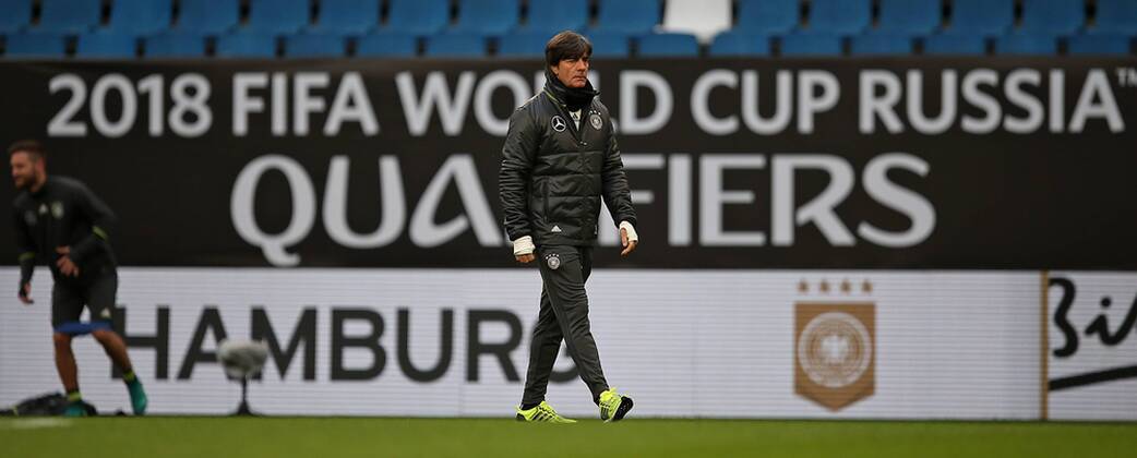 07.10.2016, Fussball Qualifikation Weltmeisterschaft 2018, Training der Deutschen Nationalmannschaft im Volksparkstadion Hamburg. Bundestrainer Joachim Löw (Deutschland)
