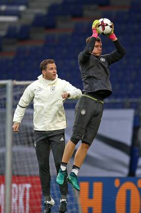 07.10.2016, Fussball Qualifikation Weltmeisterschaft 2018, Training der Deutschen Nationalmannschaft im Volksparkstadion Hamburg. v.l. Manager Oliver Bierhoff (Deutschland) , Torwart Bernd Leno (Deutschland)