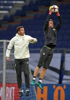 07.10.2016, Fussball Qualifikation Weltmeisterschaft 2018, Training der Deutschen Nationalmannschaft im Volksparkstadion Hamburg. v.l. Manager Oliver Bierhoff (Deutschland) , Torwart Bernd Leno (Deutschland)