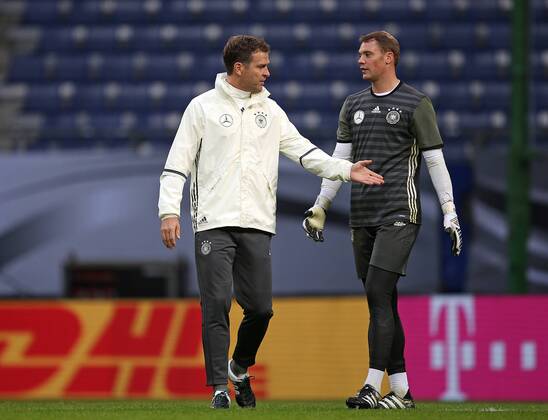 07.10.2016, Fussball Qualifikation Weltmeisterschaft 2018, Training der Deutschen Nationalmannschaft im Volksparkstadion Hamburg. v.l. Manager Oliver Bierhoff (Deutschland) , Torwart Manuel Neuer (Deutschland)
