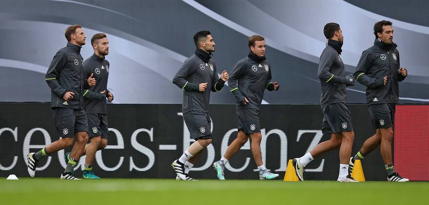 07.10.2016, Fussball Qualifikation Weltmeisterschaft 2018, Training der Deutschen Nationalmannschaft im Volksparkstadion Hamburg. v.l. Benedikt Höwedes (Deutschland) , Shkodran Mustafi (Deutschland) , Ilkay Gündogan (Deutschland) , Mario Götze (Deutschland) , Kevin Volland (Deutschland) , Mats Hummels (Deutschland)