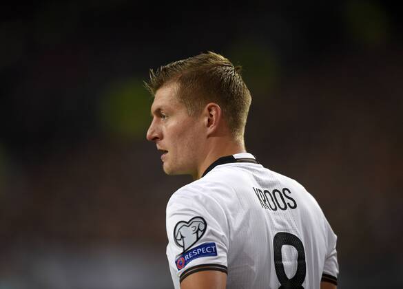 08.10.2016, Fussball WM-Qualifikation Europa, 2. Spieltag Gruppe C, Deutschland - Tschechien im Volksparkstadion Hamburg. Toni Kroos (Deutschland) nachdenklich. 