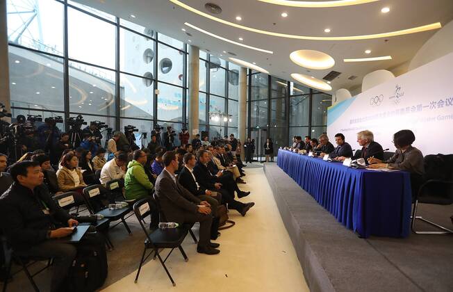 (161012) -- BEIJING, Oct. 12. 2016 -- Participants from IOC Coordination Commission and the Beijing Organizing Committee for the 2022 Olympic and Paralympic Winter games Winterspiele Spiele Summer games attend attend the press conference PK Pressekonferenz for the 1st Meeting of the IOC Coordination Commission for the XXIV Olympic Winter Games Beijing 2022 in Beijing, capital of China, Oct. 12, 2016. ) (SP)CHINA-BEIJING-2022 OLYMPIC WINTER GAMES-IOC COORDINATION COMMISSION-PRESS CONFERENCE (CN) WangxLili 