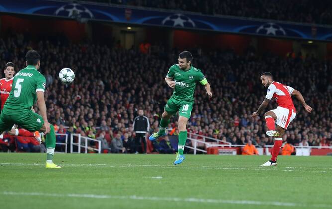 Arsenal s Theo Walcott scoring his sides second goal during the Champions League group A match at the Emirates Stadium, London. Picture date October 19th, 2016 Pic David Klein Sportimage EDITORIAL USE ONLY. No use with unauthorised audio, video, data, fixture lists, club league logos or live services. Online in-match use limited to 120 images, no video emulation. No use in betting, games or single club league player publications.