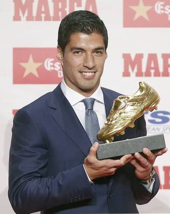 Themen der Woche - Sport Bilder des Tages - SPORT FC Barcelona Barca s Uruguayan forward Luis Suarez poses with his second Golden Boot trophy as the top scorer of the 2015-16 season with 40 goals during a handout ceremony organized by Spanish sports newspaper Marca, in Barcelona, northeastern Spain, 20 October 2016. The Barcelona forward Luis Suarez awarded with the Golden Boot !ACHTUNG: NUR REDAKTIONELLE NUTZUNG!  B29 20161020-636125758725233930