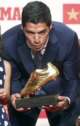 FC Barcelona Barca s Uruguayan forward Luis Suarez poses with his second Golden Boot trophy as the top scorer of the 2015-16 season with 40 goals during a handout ceremony organized by Spanish sports newspaper Marca, in Barcelona, northeastern Spain, 20 October 2016. The Barcelona forward Luis Suarez awarded with the Golden Boot !ACHTUNG: NUR REDAKTIONELLE NUTZUNG!  B29 20161020-636125758736621784