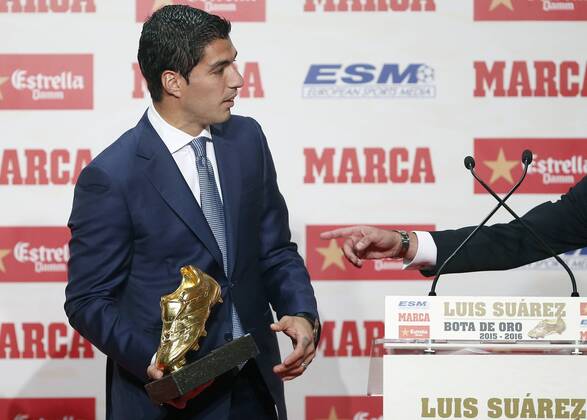 FC Barcelona Barca s Uruguayan forward Luis Suarez poses with his second Golden Boot trophy as the top scorer of the 2015-16 season with 40 goals during a handout ceremony organized by Spanish sports newspaper Marca, in Barcelona, northeastern Spain, 20 October 2016. The Barcelona forward Luis Suarez awarded with the Golden Boot !ACHTUNG: NUR REDAKTIONELLE NUTZUNG!  B29 20161020-636125758750349608