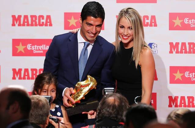 BARCELONA -october 20- SPAIN: Luis Suarez with his wife, Sofia Balbi, and his childrens, receives the trophy golden boot, on october20, 2016.  xJoanxValls Urbanandsportx xLUS-SUAREZ-GOLDEN-BOOTx