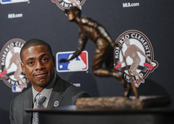 New York Mets Curtis Granderson smiles while receiving MLB Baseball Herren USA s Roberto Clemente Award before game 3 of the World Series at Wrigley Field on October 28, 2016 in Chicago. The Cubs and Indians are tied 1-1 in the series.  CHI20161028503 KAMILxKRZACZYNSKI