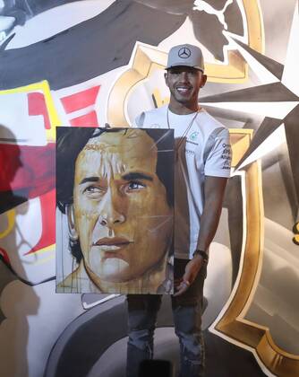Mercedes British driver Lewis Hamilton participates at a promotional event in Sao Paulo, Brazil, 09 November 2016. Brazil s Formula One Grand Prix will be celebrated next Sunday at the Interlagos racetrack. MERCEDES DRIVER LEWIS HAMILTON IN SAO PAULO !ACHTUNG: NUR REDAKTIONELLE NUTZUNG! SAO001 20161110-636143342166519189