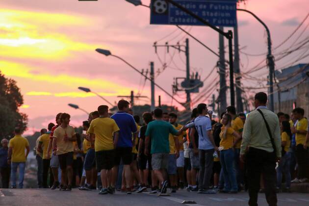 Brasil x Argentina BELO HORIZONTE, MG - 10.11.2016: BRASIL X ARGENTINA - Fans arrive at the Mineirao to Brazil x Argentina, a match valid for the qualifiers of the World Cup 2018, the Mineirao Stadium in Belo Horizonte, MG. (Photo: Dudu Macedo Fotoarena) x1228418x  DuduxMacedo