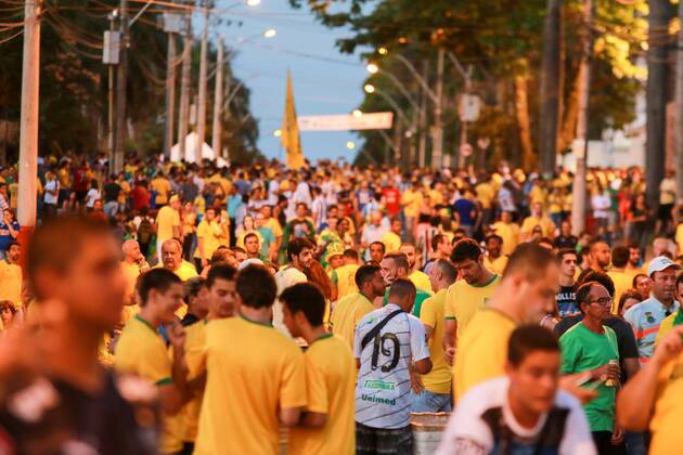 Brasil x Argentina BELO HORIZONTE, MG - 10.11.2016: BRASIL X ARGENTINA - Fans arrive at the Mineirao to Brazil x Argentina, a match valid for the qualifiers of the World Cup 2018, the Mineirao Stadium in Belo Horizonte, MG. (Photo: Dudu Macedo Fotoarena) x1228421x  DuduxMacedo